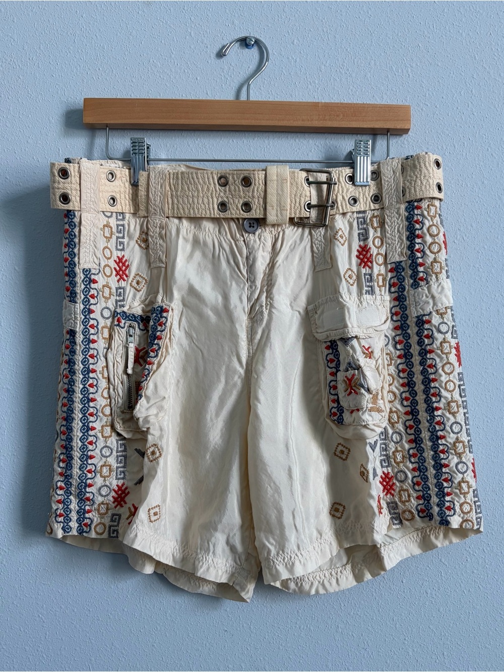 Johnny Was Emery Embroidered Cargo Shorts in Cream size 6